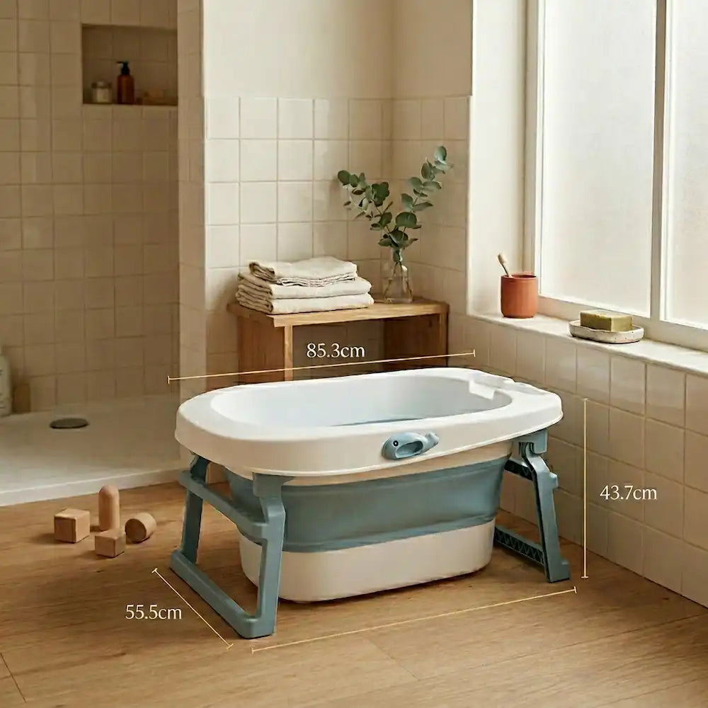 Baignoire bébé pour douche compacte dans un intérieur épuré et rassurant