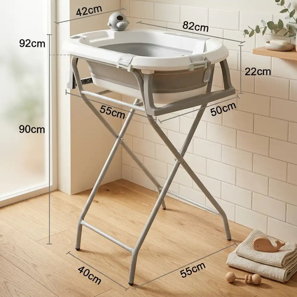 Baignoire bébé sur pied inox pliable dans un intérieur épuré et rassurant