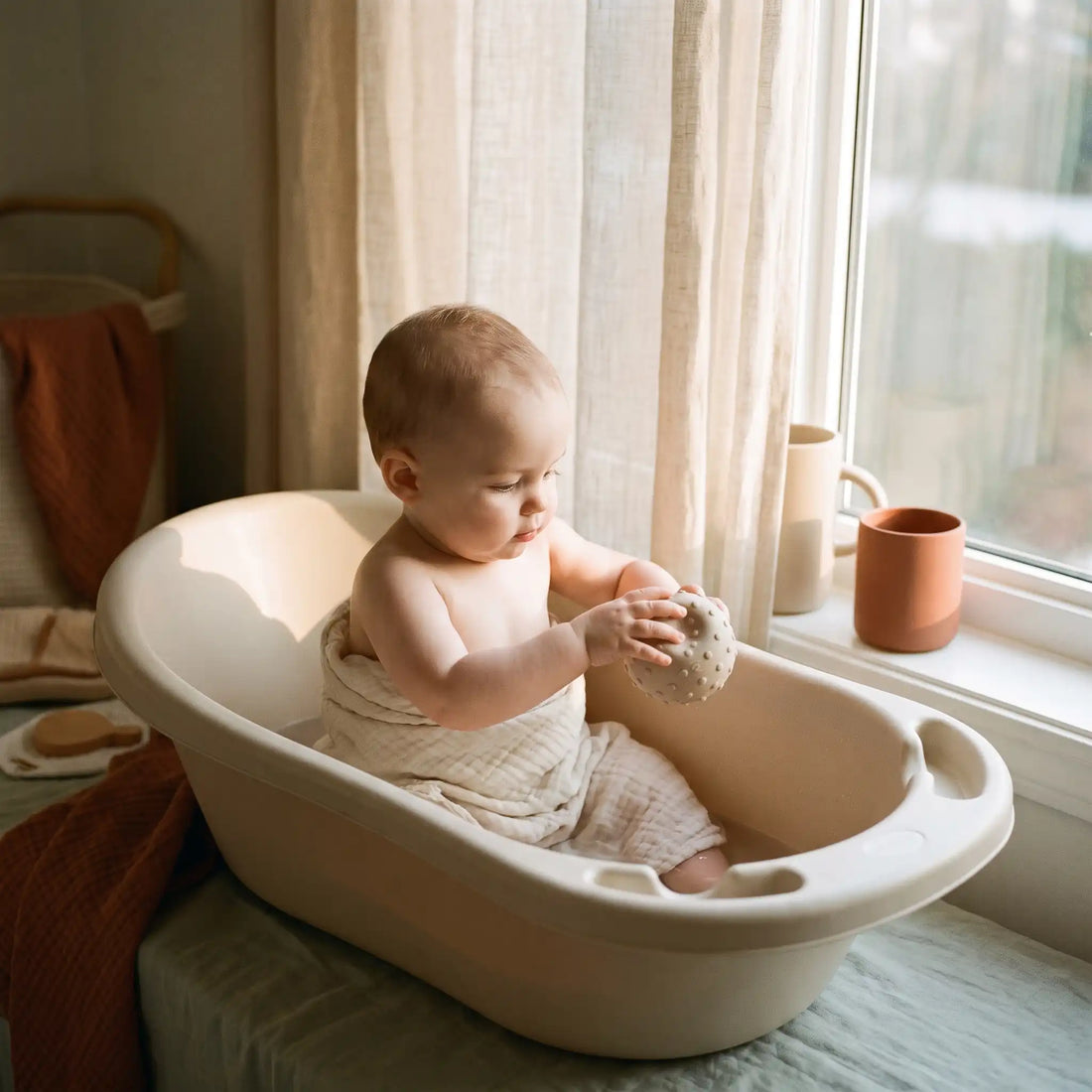 Jouets de bain sans pile ni bruit : nos idées sensorielles