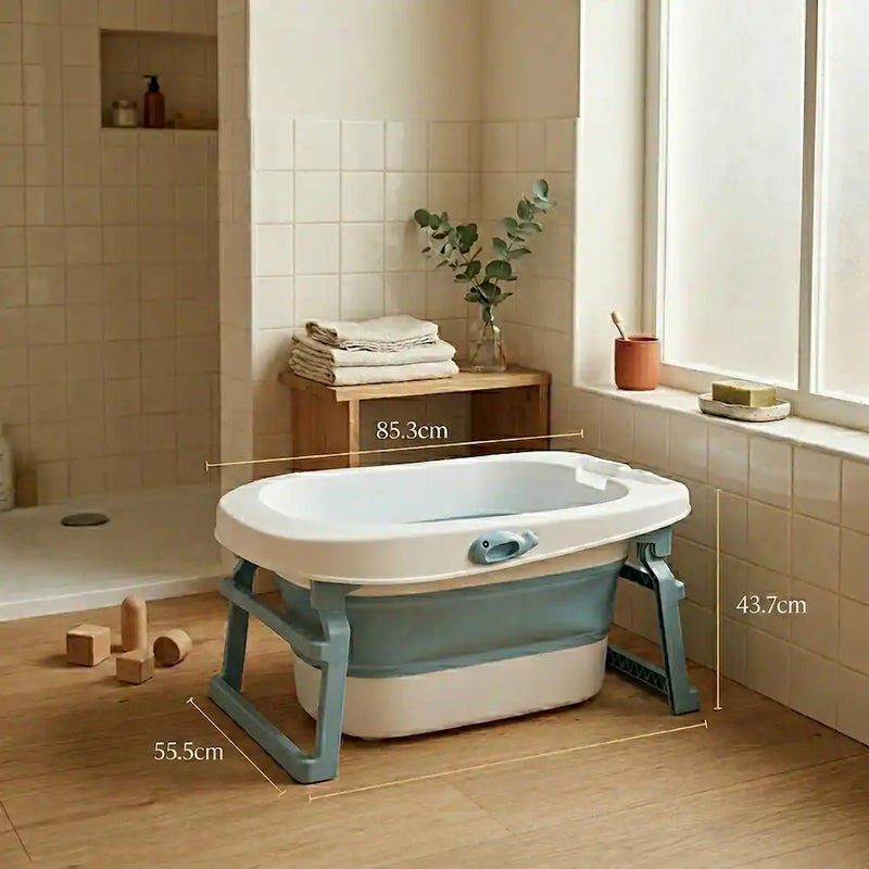 Baignoire bébé pour douche compacte dans un intérieur épuré et rassurant