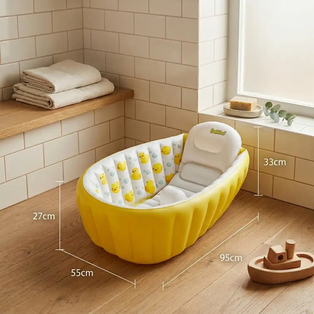 Baignoire bébé gonflable pliable installée dans un intérieur rassurant