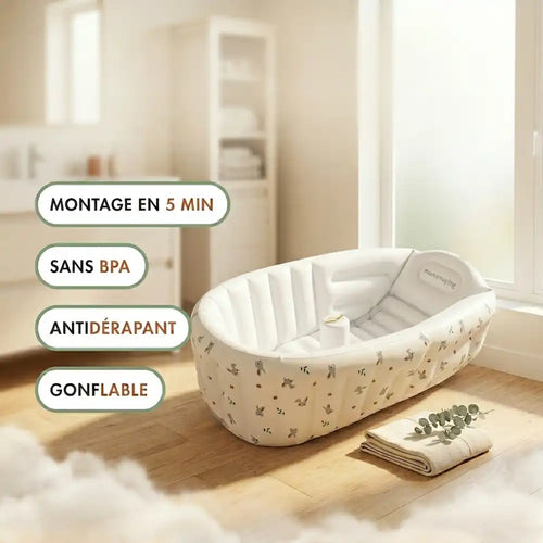 Baignoire gonflable bébé motif lapin installée dans une salle de bain cocooning