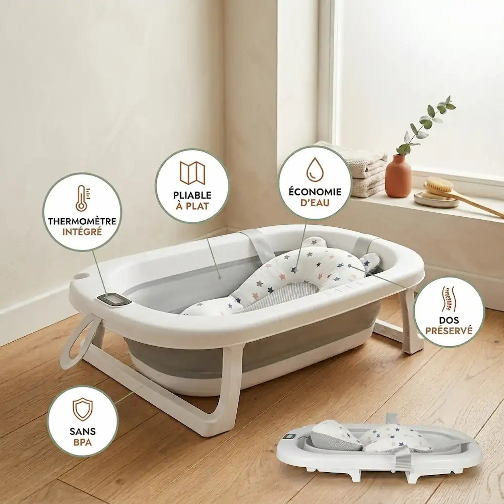 Bébé installé confortablement dans sa baignoire pliable pendant le bain avec bulles