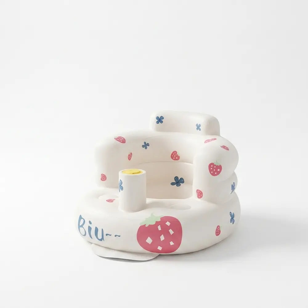 Siège de bain bébé gonflable avec pompe intégrée installé dans une salle de bain